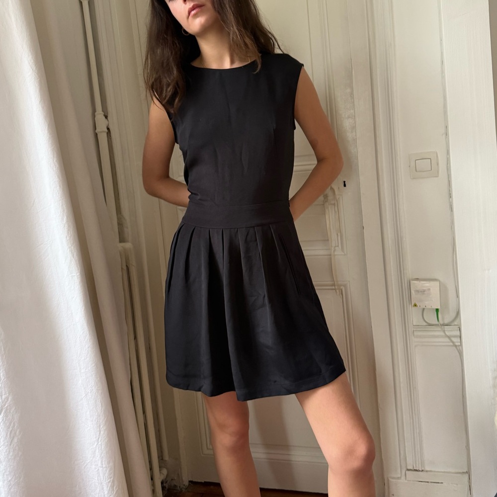 Theory Black Silk Mini Dress Back Snap Details Sleeveless Pockets Size 2